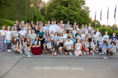 Fotografija učencev na dogodku ob vpisu v zlato knjigo